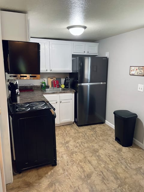 Picture of kitchen.