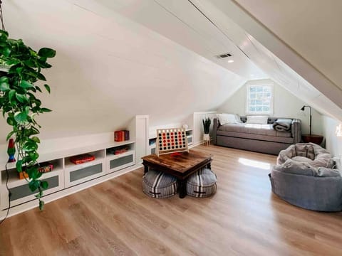 Bonus room with a trundle bed that pulls out a second twin bed for extra sleeping space. The room has tons of play space for kiddos, games and books galore! 