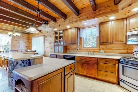 Large Fully Equipped Kitchen w/All the Essentials