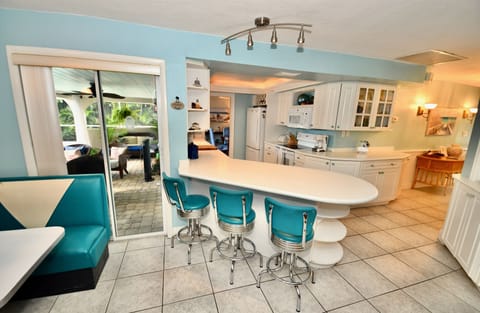 Fun 50's Diner style eat-in kitchen... slider to lanai!