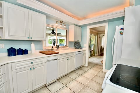 Fully equipped kitchen, with new appliances, everything you need just like home!