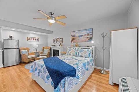 Studio Condo Comfort. Queen bed, kitchenette, electric fireplace.