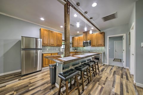 Full Kitchen | Cooking Basics | Free WiFi