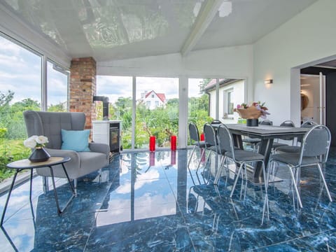 Table, Furniture, Plant, Chair, Building, Interior Design, Shade, Floor, Flooring, Outdoor Furniture