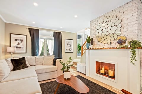 Elegant living room, open floor plan, faux fireplace, 5 min to Scott's Addition!