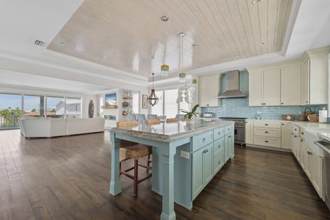 Kitchen Island - Breakfast Bar Seating for Four