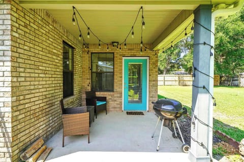 Backyard Patio w/ Grill