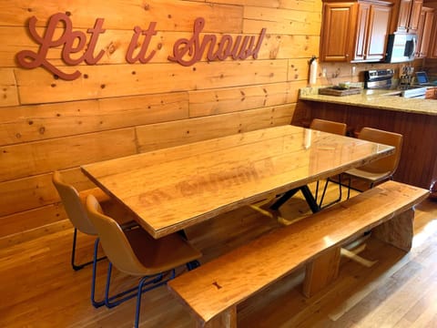 Nanook's Loggers Run - Dining Area