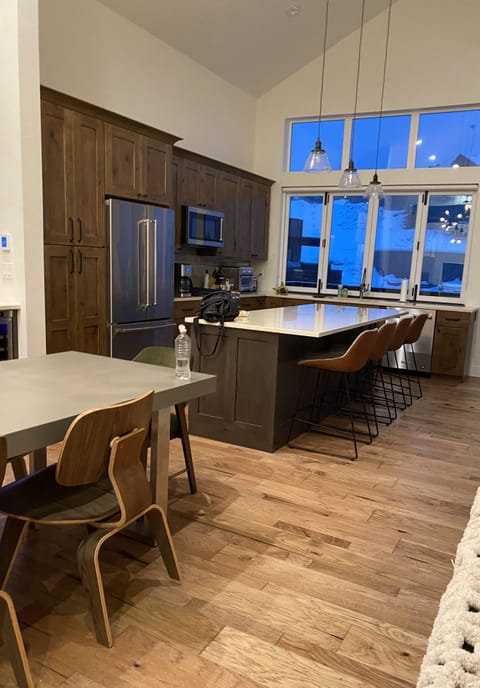 Dining Table seats 6 / Kitchen Island seats 4. 