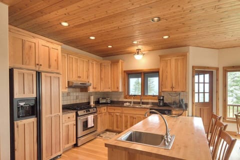 It's not just beautiful--you'll find everything you need in this kitchen to whip up an incredible feast.