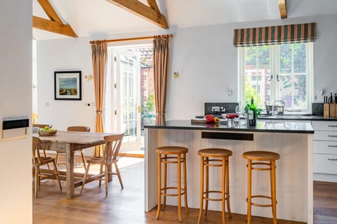 Ground floor: Breakfast bar