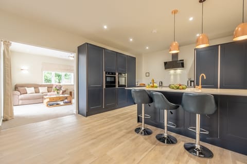 Hedgerows, Burnham Market: Open plan kitchen/ dining/ sitting room/ snug
