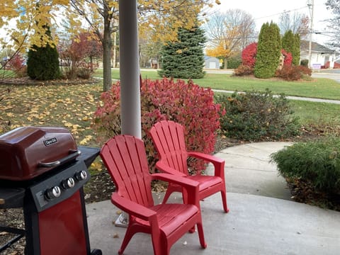 Cheery patio has seating for 4 and a gas barbecue grill