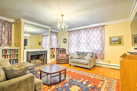 Living Room | 1st Floor | Smart TV w/ Cable | Central Heating | Free WiFi