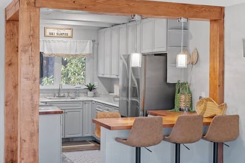 Kitchen breakfast counter with 4 chairs.