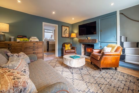 Tipple Cottage, Peasenhall: Sink into the sofa and let the fire do the rest