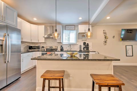 Kitchen | Equipped w/ Cooking Essentials | Drip Coffee & K-Cups