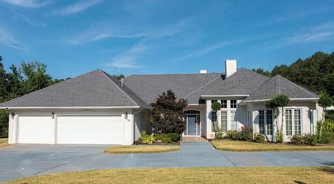 Welcome to the house of your dreams! Let our home be the base for a perfect Little Rock visit.