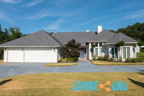 Welcome to the house of your dreams! Let our home be the base for a perfect Little Rock visit.