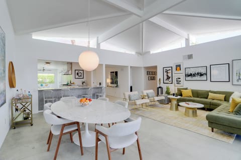 Dining Area | Dishware & Flatware Provided