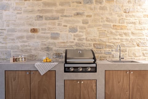 Complimented with ideal BBQ settings.