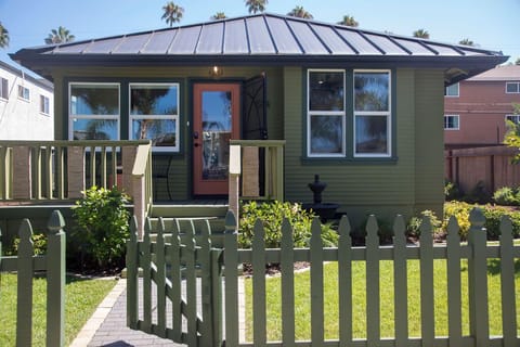 1. 2 Bedroom, 1 Bathroom with Sleeping Accommodations for up to 6 People.