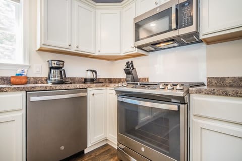 The kitchen, fully equipped, ready to host your cooking skills! 