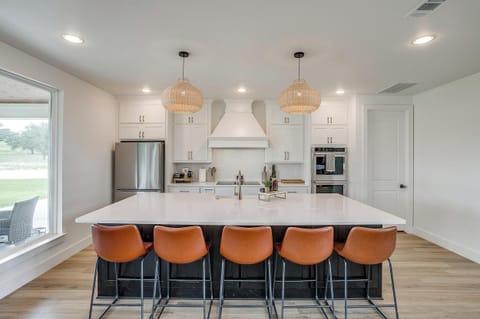 Additional seating/dining space in this large kitchen island.
