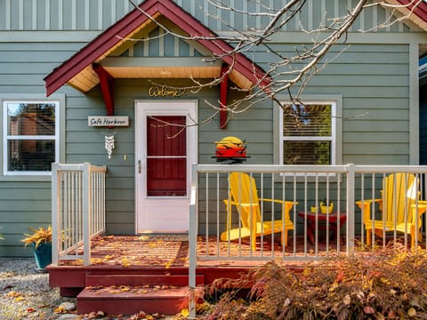 Welcome to Safe Harbour! Charming cottage near beach & resort amenities