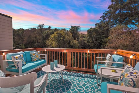 Sit and relax on the back deck (No backyard) 
