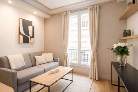 A spacious & bright living room