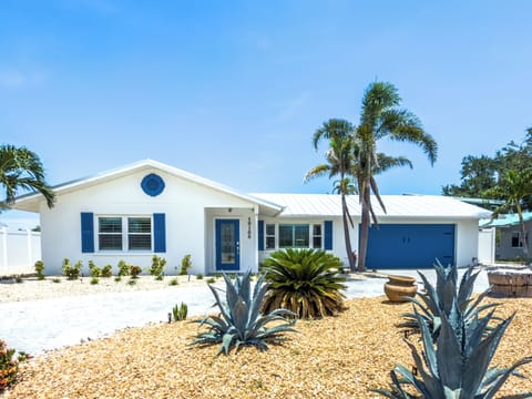 Front of Home Welcome to this beautiful Florida Home!