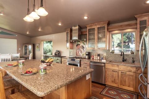 Kitchen + Breakfast Bar