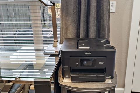 Aviator-Themed, Fastest WiFi, 2 King Beds Home House in Medford