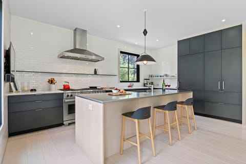 Kitchen / Breakfast Bar