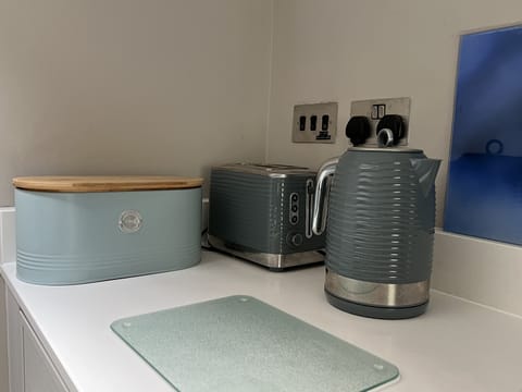 Kettle, toaster and bread bin plus designer glass splashback