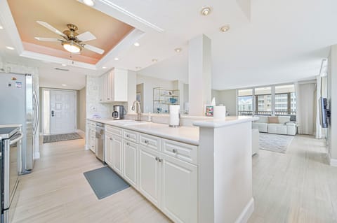 VSC801 - Fully equipped, open kitchen with breakfast bar and dining area