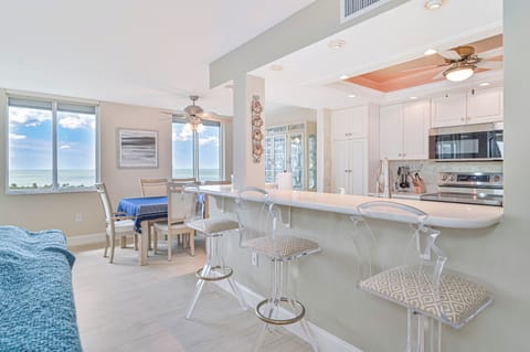 VSC801 - Open kitchen with breakfast bar and dining area