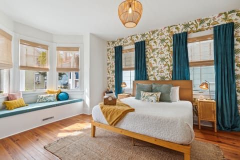 King sized bed. Blackout curtains. Tropical decor. Sound machine.