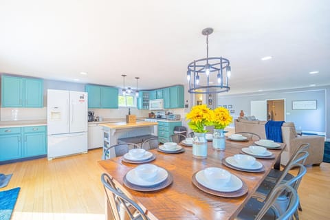 Open concept kitchen, dining room and living room area.