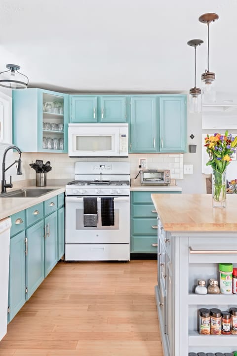 The chef can cook & entertain with all of your guests, plenty of space to mingle