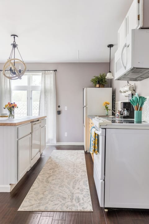 Plenty kitchen place + cooking utensils + preparation bowls to cook if desired