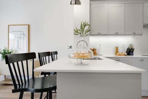 Waterfall breakfast bar & 3 barstools for casual dining.