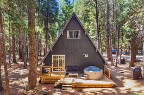 Step onto the back deck and slip into a warm round hot tub surrounded by trees. It’s the perfect way to unwind as the sun sets over Lassen