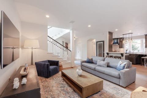 Beautifully decorated with all the modern conveniences smart TVs, and high-speed Wifi.