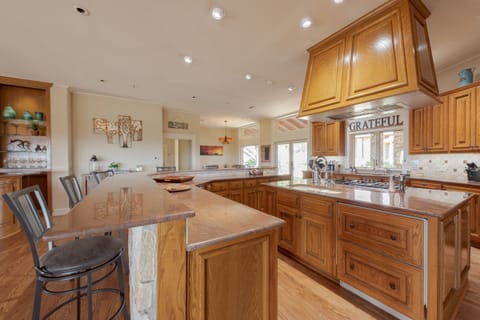 Huge Island with 8 bar stools 