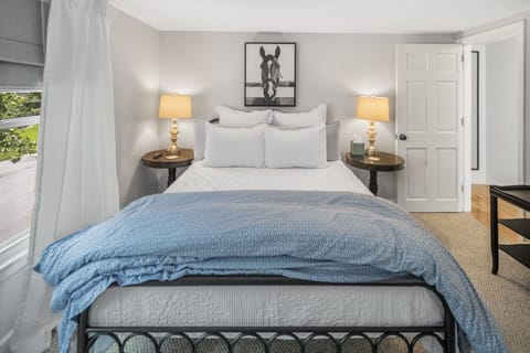 2nd Floor| Queen | Memory Foam| 40" Smart TV | Blackout Drapes| Dresser & Closet