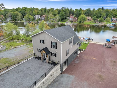 Water front! Great Lake Escape entrance from street