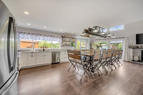 Kitchen with Eat-In Dining Area
