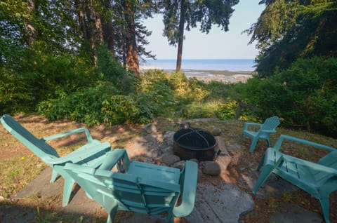 Private rocky beachfront, walkable trail to Kingfisher Spa 